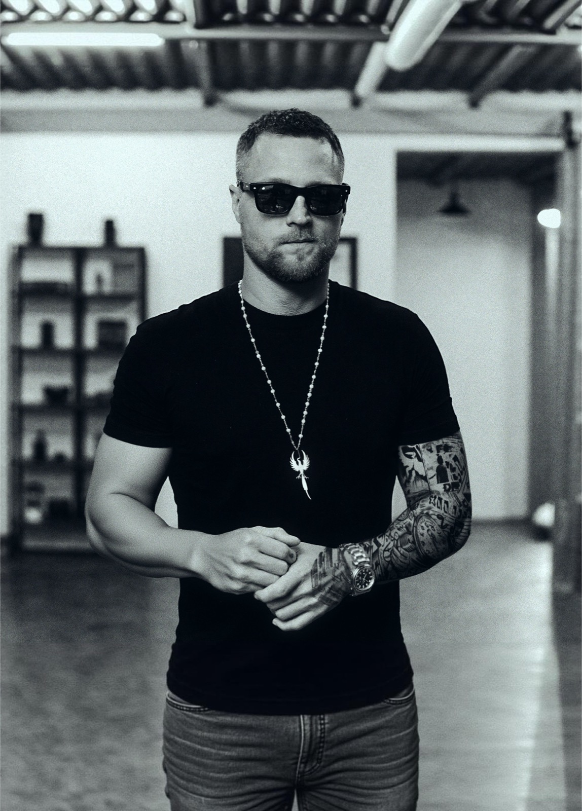 Serge Black im Studio — schwarz-weiß Portrait